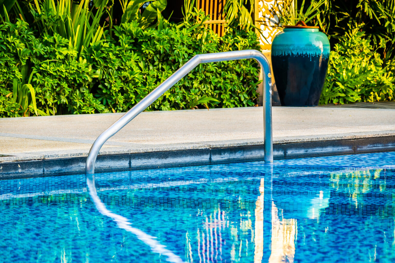 Limpieza de fondo y paredes de una piscina comunitaria con limpiafondos profesiona